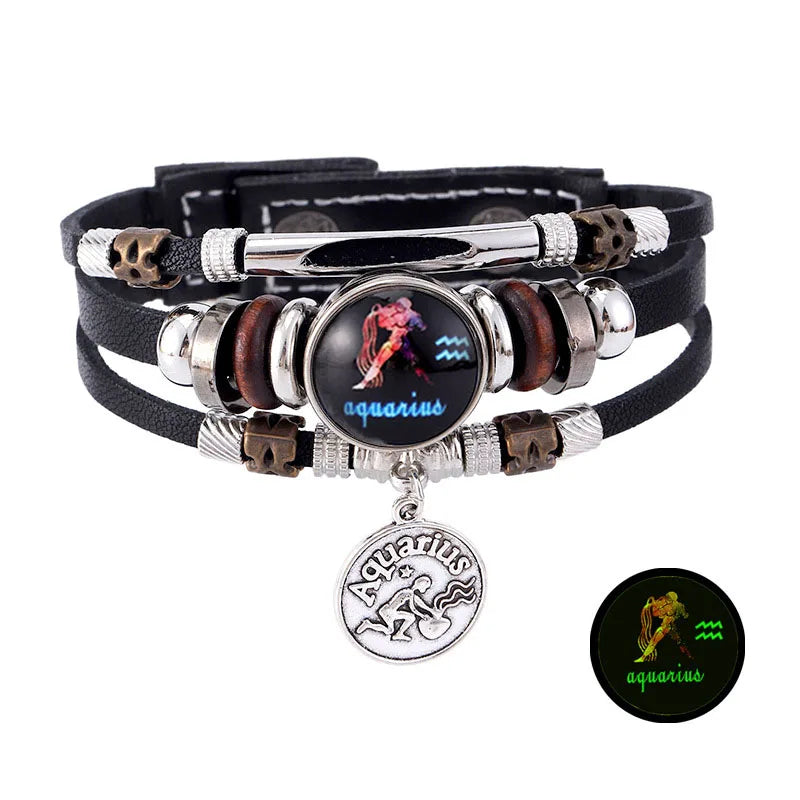 Pulsera de cuero negro con un dije plateado de la constelación de Acuario.