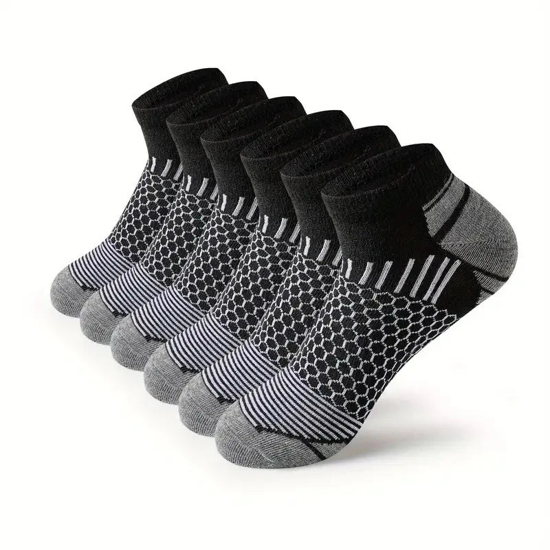 Une pile de chaussettes de sport basses respirantes noires et grises pour une utilisation toute l'année.