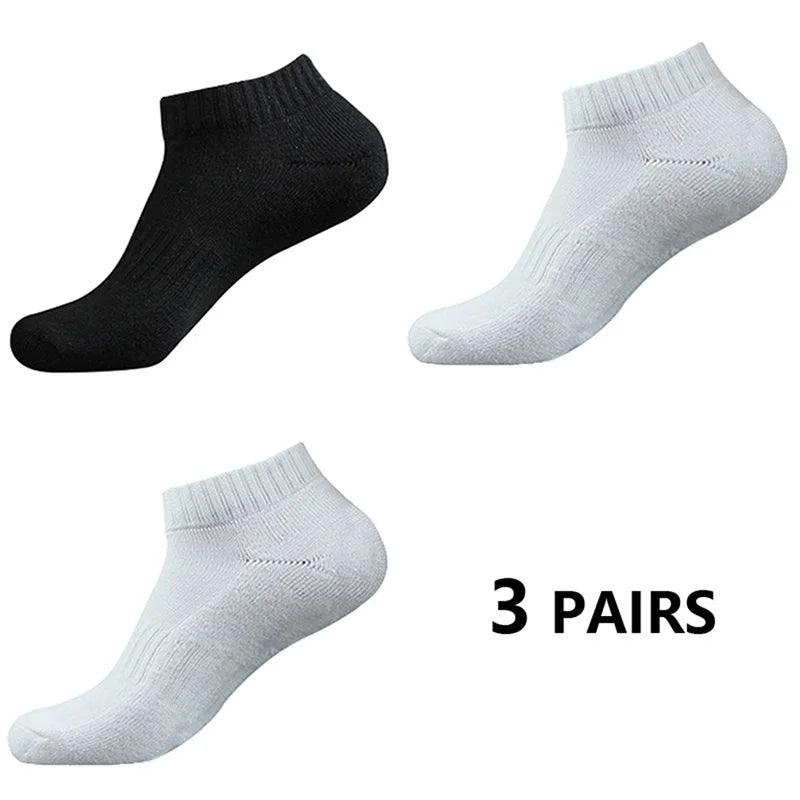 Tres pares de calcetines deportivos de algodón gris claro y negro, vistos de lado.