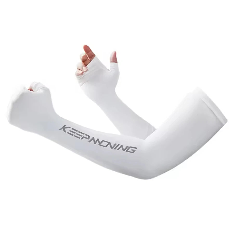 Weiße Sommer-Rad-Armschuhe mit dem Text KEEPMONING auf Hand und Unterarm.