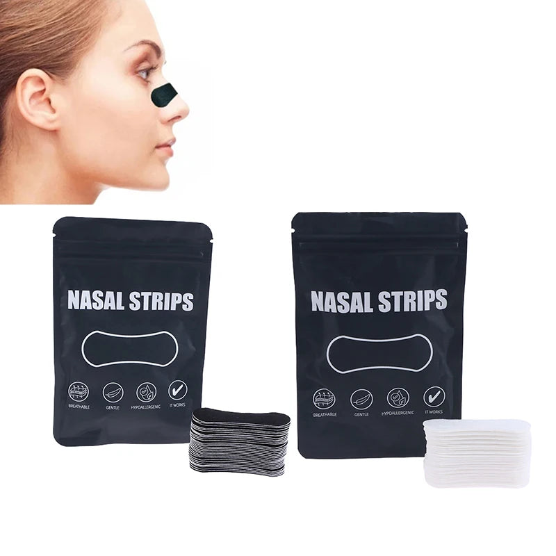 Eine Frau trägt Nasenstrips auf, mit verpackten und weißen Strips sichtbar.