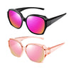 Ein Paar schwarze, polarisierte, oversized Sonnenbrillen mit leuchtend pinken und lila Gläsern und ein Paar rosa getönte Sonn