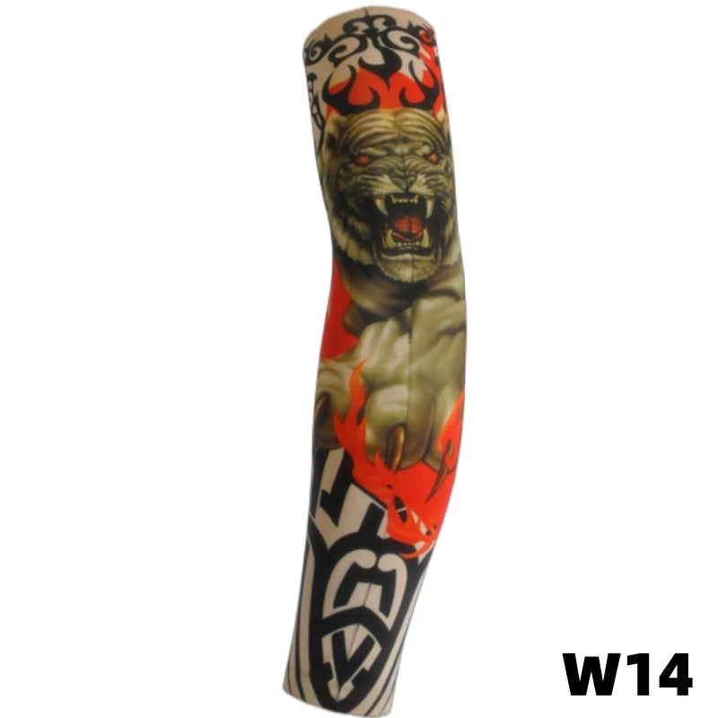 Manche de tatouage stretch noir et rouge avec la tête d'un tigre féroce sur l'avant-bras.
