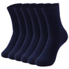 Une pile de chaussettes de sport bleu marine foncé vue de côté.