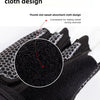 Gros plan sur un tissu noir absorbant la sueur sur des gants de sport à demi-doigt.