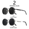 Une paire de lunettes de soleil noires polarisées avec option de couleur argent ou gris, montrées en studio.