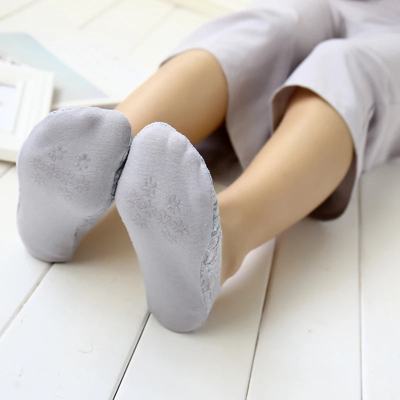 Calcetines invisibles de silicona grises sin mostrar, puestos en el pie de una persona