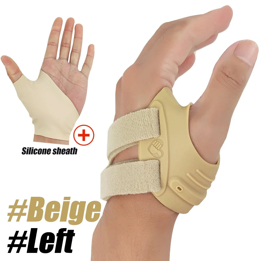 Beige Silikon-Manschette zur Stabilisierung des Daumengelenks, getragen an der linken Hand.