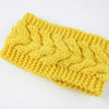 Diadema de punto amarillo brillante con patrón acanalado texturizado.