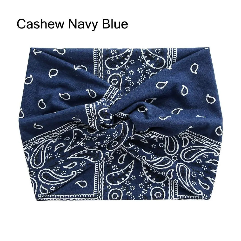 Tire-cintres en tissu bohème bleu marine avec motifs paisley et floraux blancs