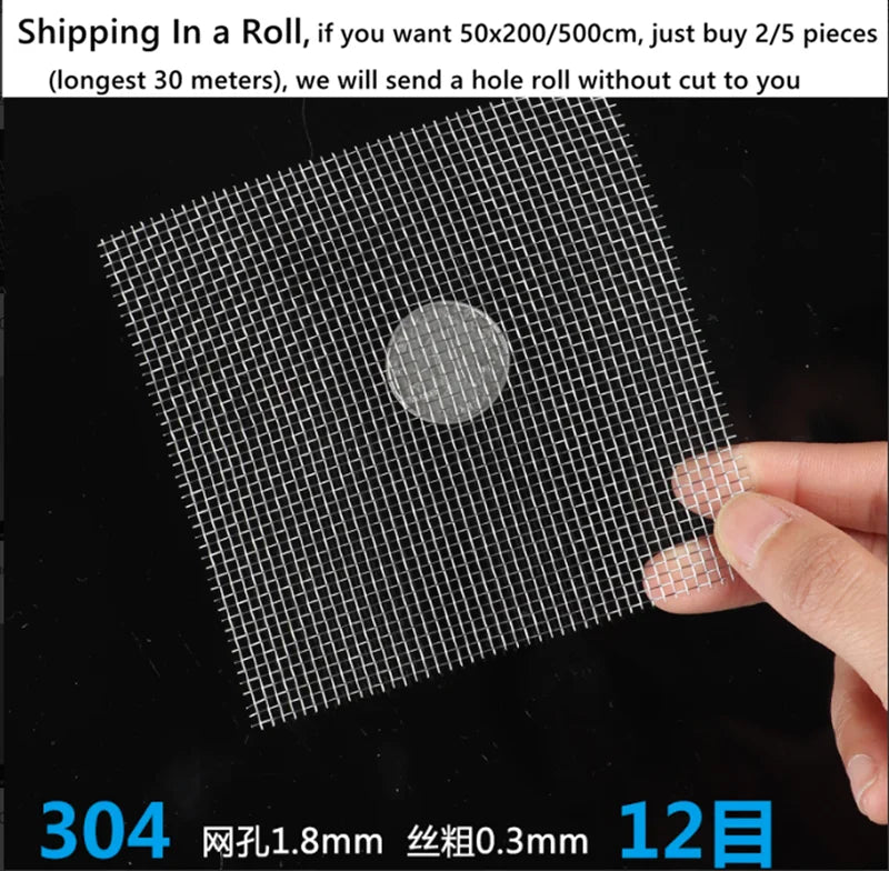 Une main tient une grille de fil d'acier inoxydable 304 pour l'expédition.