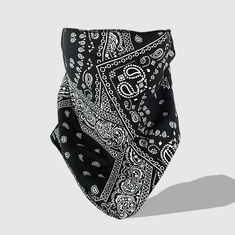 Buff de protección UV con estampado paisley negro y patrones blancos intrincados