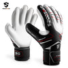 Un par de guantes de portero negros y blancos para fútbol, mostrados en un estudio.