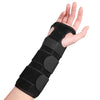 Eine Hand trägt einen schwarzen ergonomischen Handgelenks-Schiene zur Linderung des Karpaltunnelsyndroms.