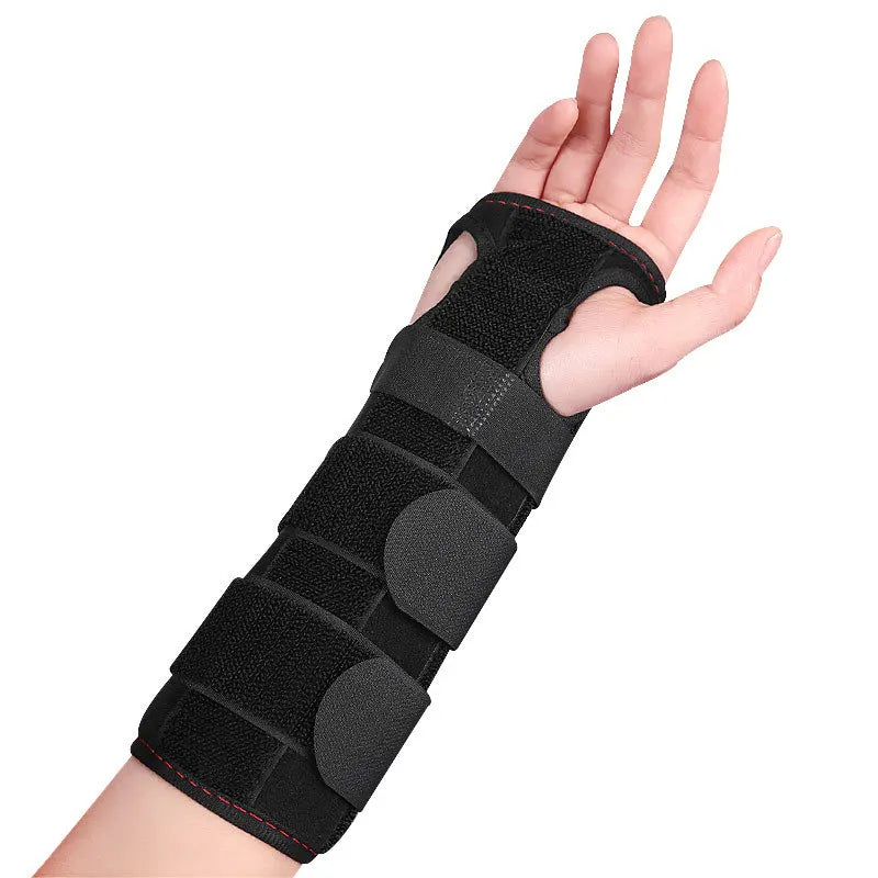 Eine Hand trägt einen schwarzen ergonomischen Handgelenks-Schiene zur Linderung des Karpaltunnelsyndroms.