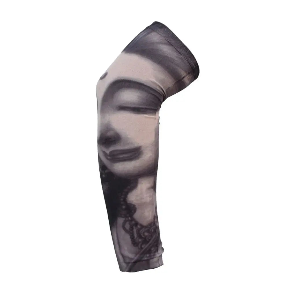 Manga negra de protección solar puesta en un brazo, mostrando un diseño de cara estilizada.
