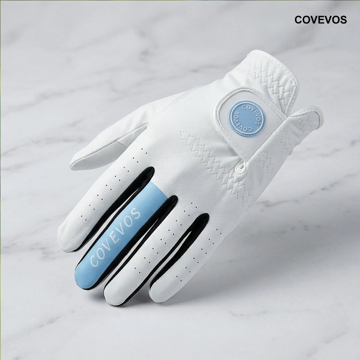 Gant de golf ergonomique blanc avec accents bleus et trous de ventilation.