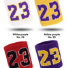 Un set de trois bandeaux et bracelets de sport tricotés en blanc, violet, jaune, rouge et noir