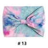 Bandeau en coton tie-dye rose et bleu noué en nœud.