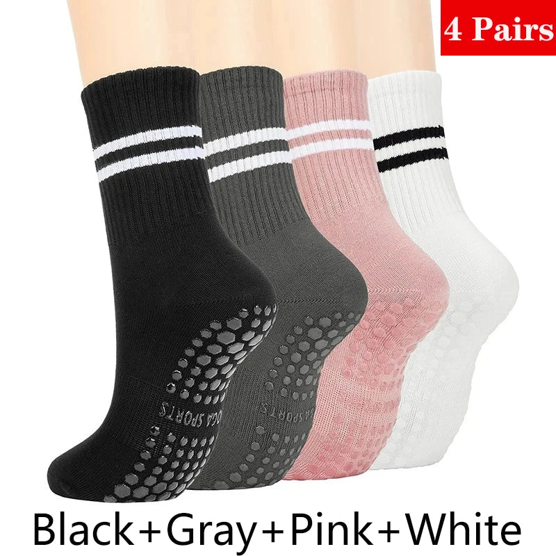 Un juego de cuatro pares de calcetines de yoga y pilates sin deslizamiento para mujer en negro, gris, rosa y blanco.