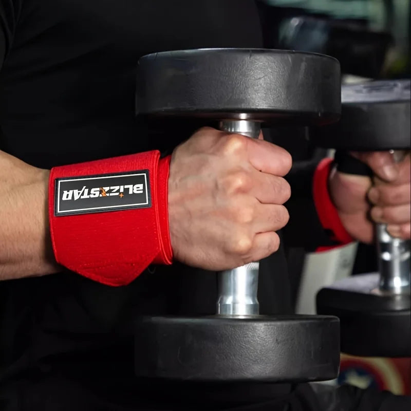 Une personne porte un t-shirt noir et tient un brace réglable noir et argent pour l'entraînement de force.