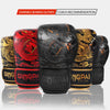 Set strapazierfähige schwarze Boxhandschuhe mit goldenen und roten Akzenten für professionelles Erwachsenentraining.