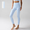 Un mannequin porte des leggings de performance bleu clair à taille haute.
