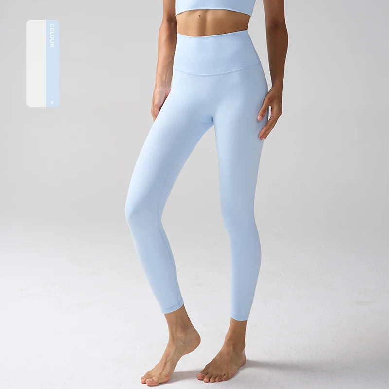 Un mannequin porte des leggings de performance bleu clair à taille haute.