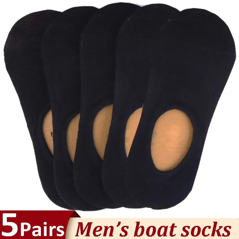 Cinq paires de chaussettes pour homme noires à bateau, présentées à plat.
