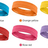 Eine Sammlung von acht farbigen elastischen Sport-Headbands, darunter Eisblau, orange-gelb, gelb, rot, rosarot und lila.