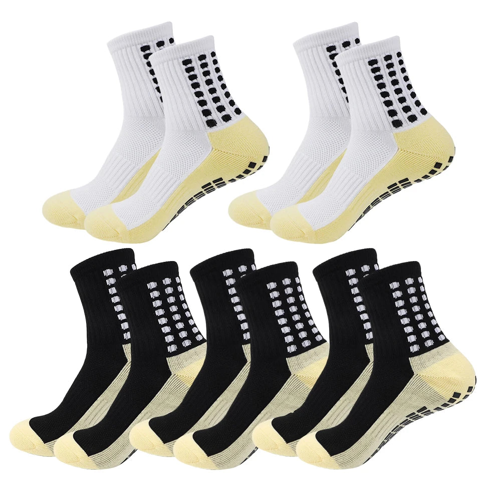 Eine Kollektion vielseitiger Sport-Grip-Socken in Weiß, Schwarz und Beige auf weißem Hintergrund.