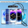 Estuche universal claro para teléfono que cabe en smartphones grandes de hasta 7 pulgadas, mostrado con un cable de carga.
