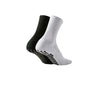 Une paire de chaussettes de football avec grip en silicone blanc et noir, vue de côté.