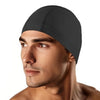Un homme portant un bonnet de bain élastique noir, vue de profil.