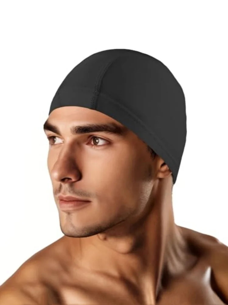 Un homme portant un bonnet de bain élastique noir, vue de profil.