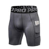 Shorts deportivos de compresión grises para hombre con cintura negra y bolsillo lateral.