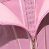 Gros plan sur un corset de gaine rose sans couture avec coutures et fermeture éclair visibles.