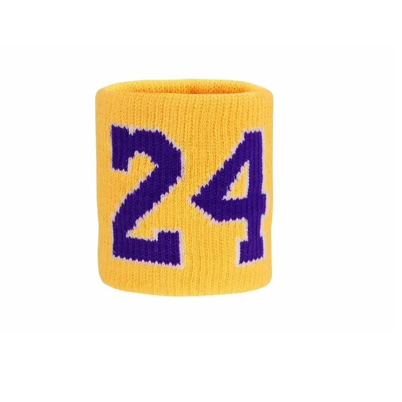 Bracelet de poignet tricoté jaune avec le numéro 24 en fil violet.
