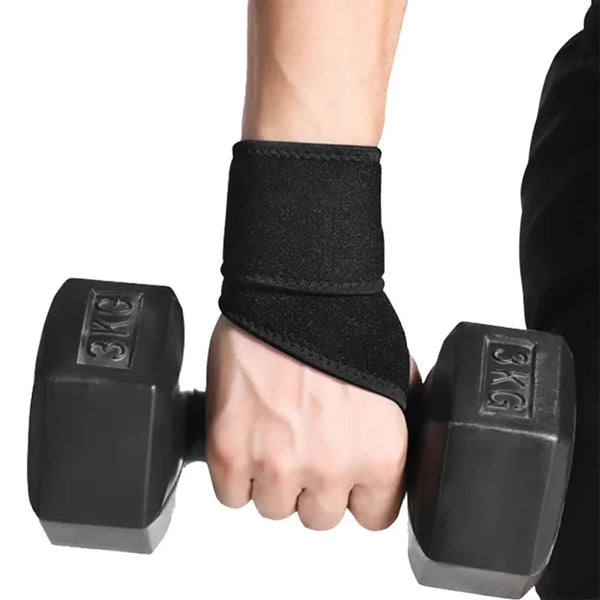 Une main portant une attelle de poignet noire ajustable pour soulager la douleur.
