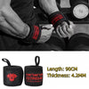 Gros plan d'une main portant un bandeau de musculation Cerberus Extreme noir et rouge.