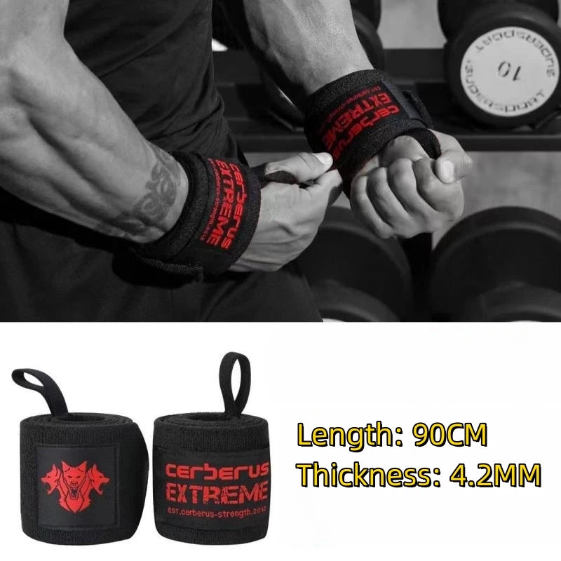 Gros plan d'une main portant un bandeau de musculation Cerberus Extreme noir et rouge.