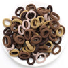 Haufen bunter Nylon-Elastband-Haargummis in verschiedenen Braun- und Beige-Tönen