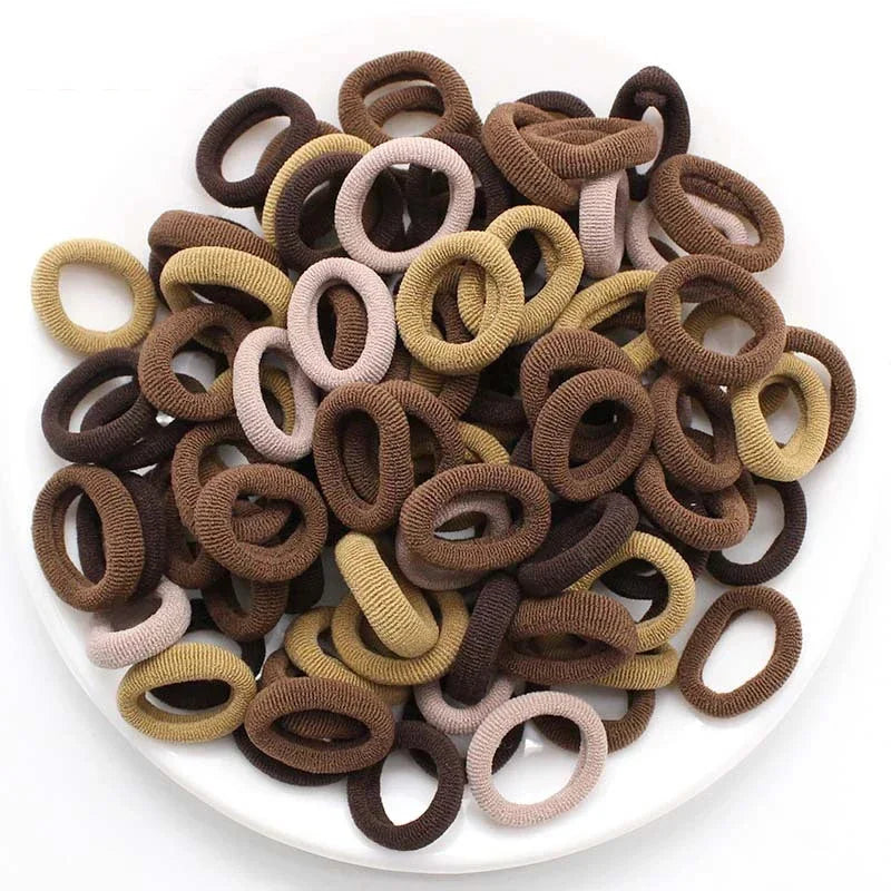Haufen bunter Nylon-Elastband-Haargummis in verschiedenen Braun- und Beige-Tönen
