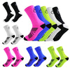 Un pack de neuf chaussettes de vélo en maille respirante aux couleurs variées (noir, blanc, rose, bleu et vert lime).