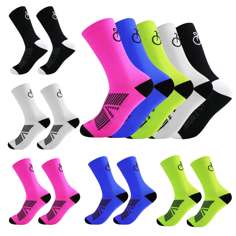 Un pack de neuf chaussettes de vélo en maille respirante aux couleurs variées (noir, blanc, rose, bleu et vert lime).