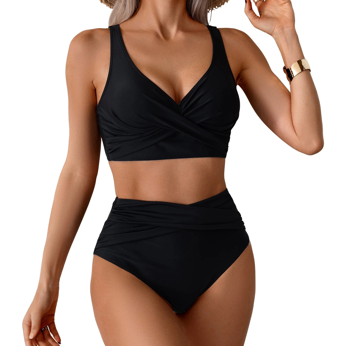 Un mannequin portant un maillot de bain deux pièces noir à effet torsadé et plissé.