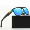 Un par de gafas de sol polarizadas para pescar, negras y azules, sobre una caja negra.