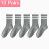 Dix paires de chaussettes en tricot gris avec des rayures blanches, présentées en rangée.
