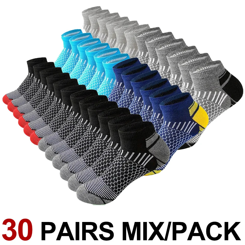 Collection de 30 paires de chaussettes de sport basses respirantes, de différentes couleurs et motifs, disposées en rangées.