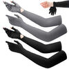 Un juego de tres mangas elásticas de protección UV en gris, negro y negro, mostradas en una mano y brazo.